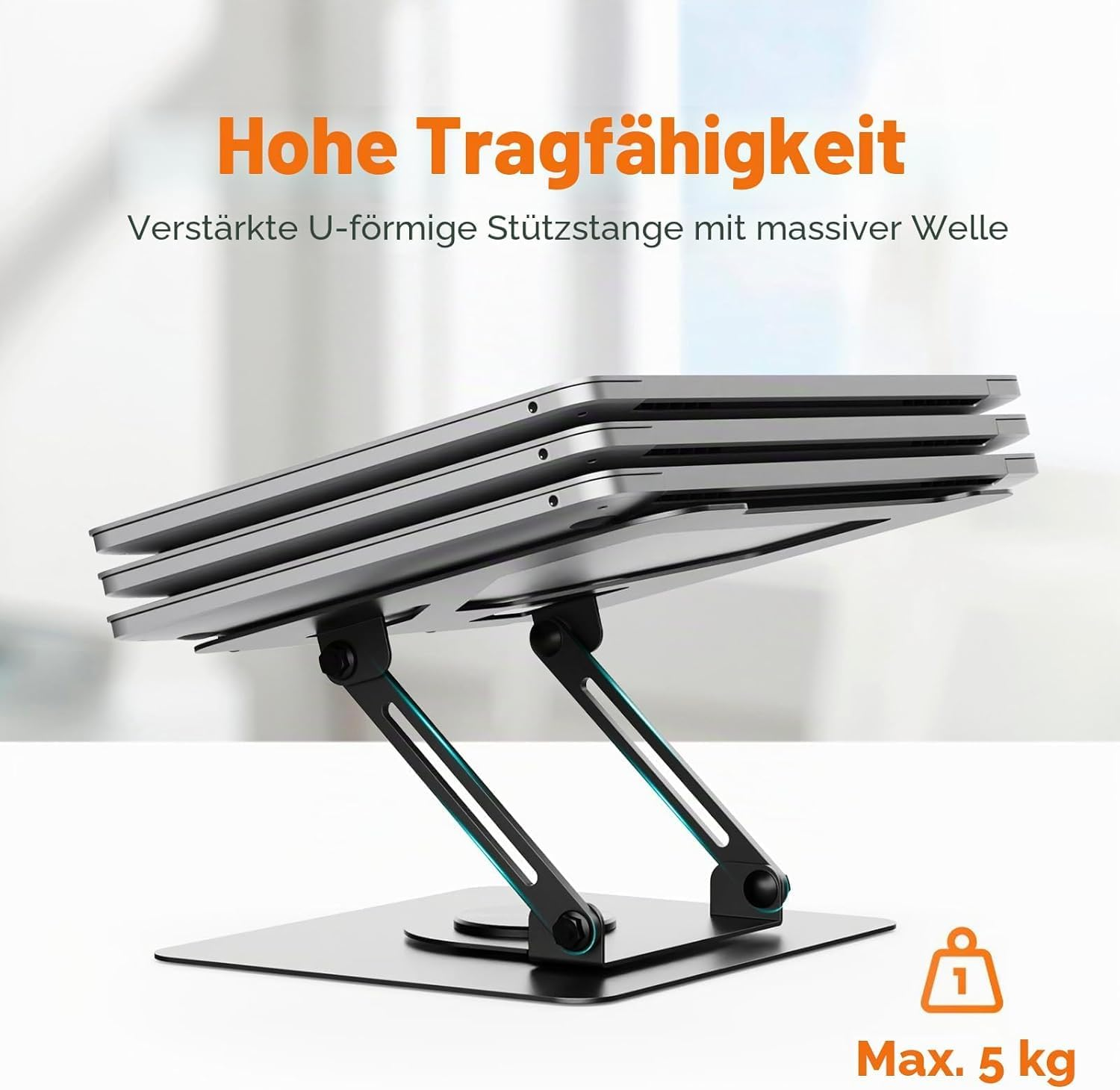 Ein silberner Laptop-Ständer mit doppelten Metallarmen hält drei geschlossene Laptops und trägt bis zu 5 kg.