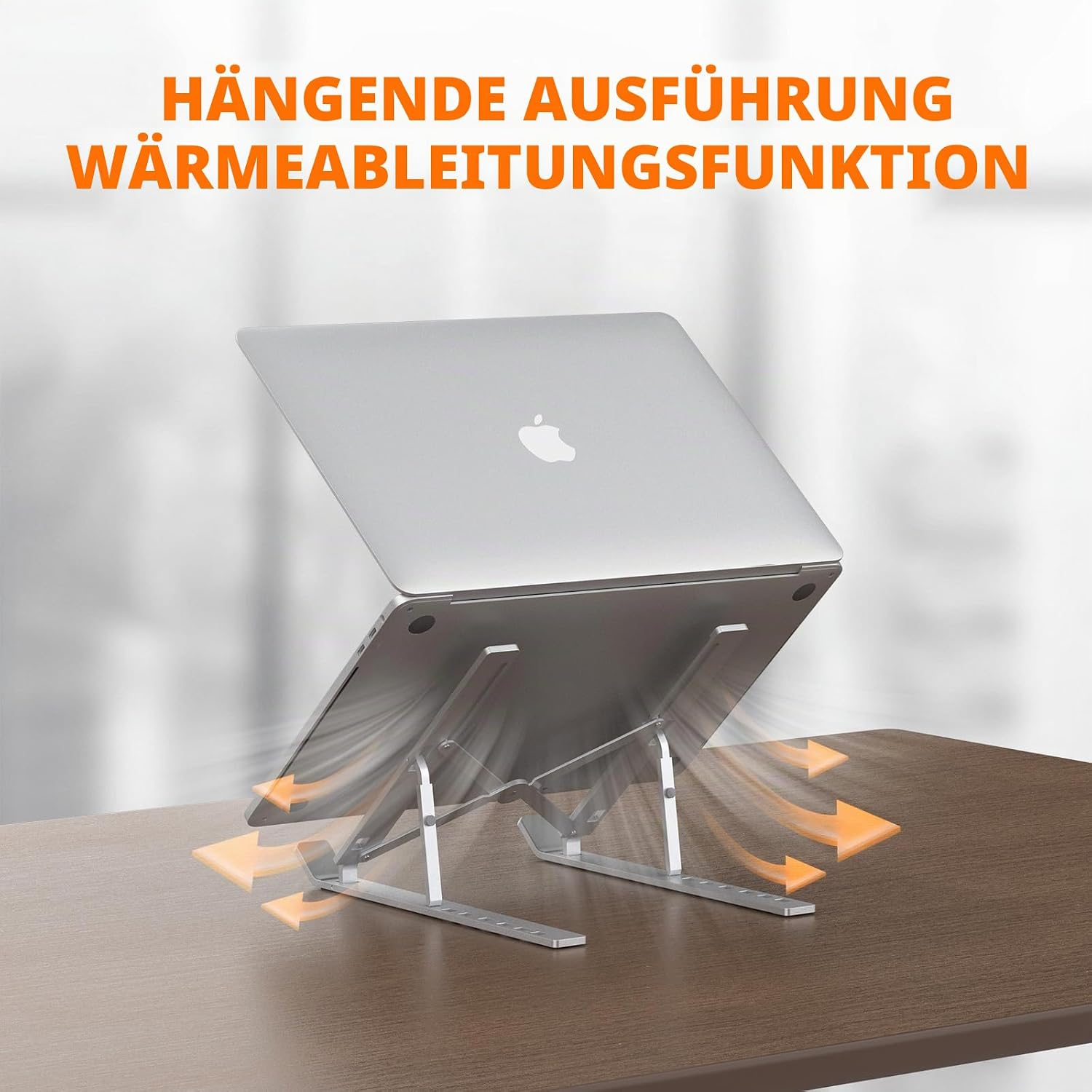 Ein silberner Laptop auf einem Metallständer mit orangen Pfeilen zur Wärmeableitung auf einem Holztisch.