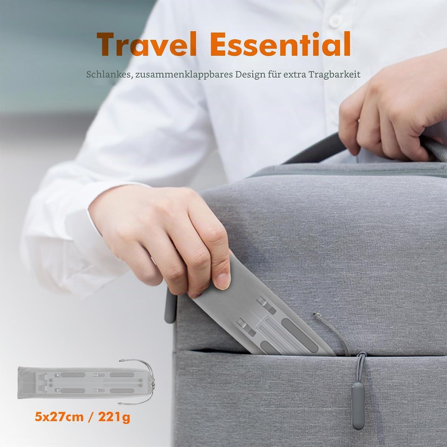 Eine Person packt einen grauen, klappbaren Laptopständer in eine Tasche.