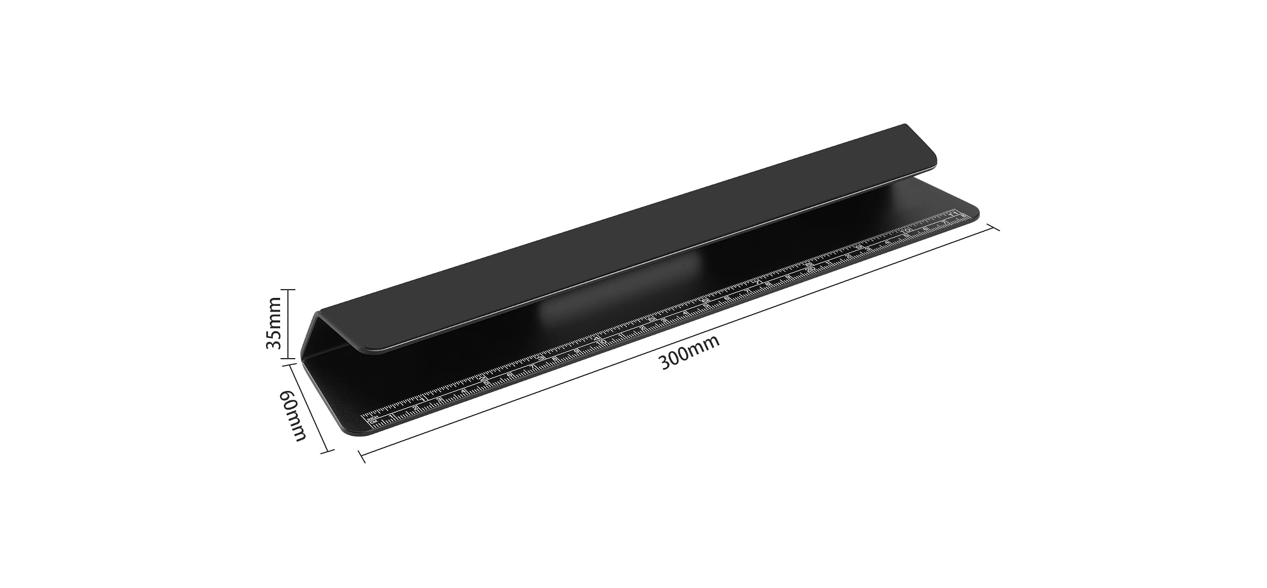 Ein schwarzes Metallregal mit Maßen: 300mm Länge, 60mm Breite und 35mm Höhe, mit integriertem Lineal.