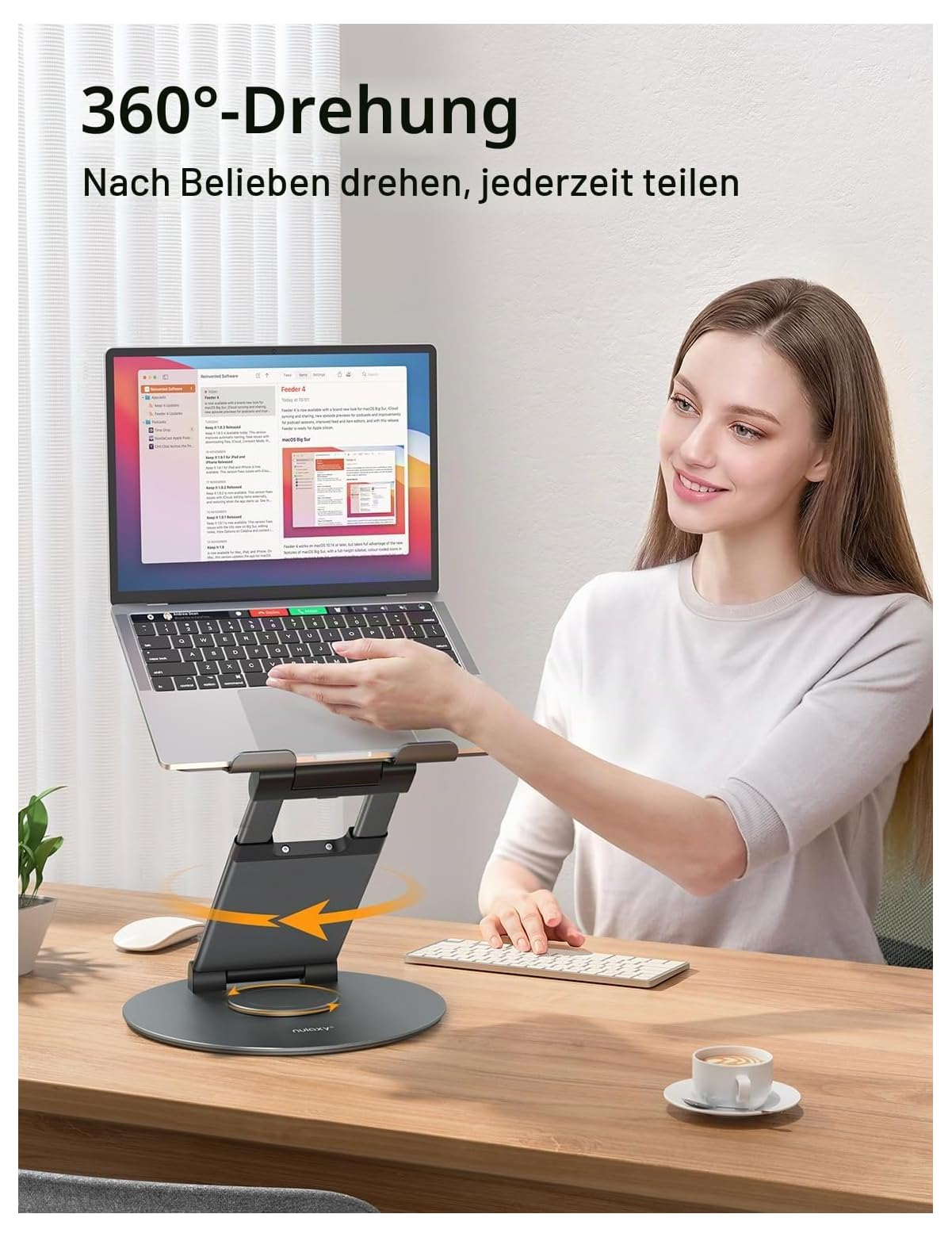 Eine Frau dreht einen Laptop auf einem 360-Grad verstellbaren Ständer an einem Holztisch.