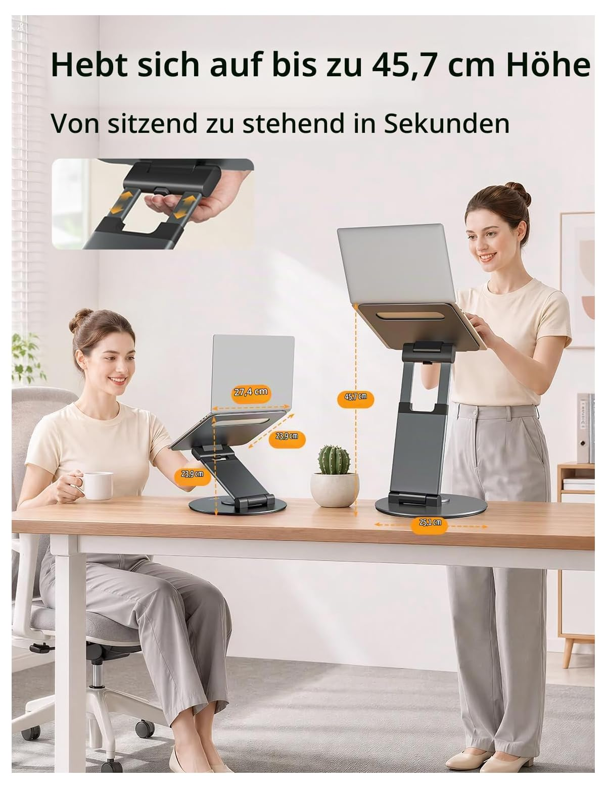 Frau sitzt und steht am Schreibtisch mit verstellbarem Laptopständer.