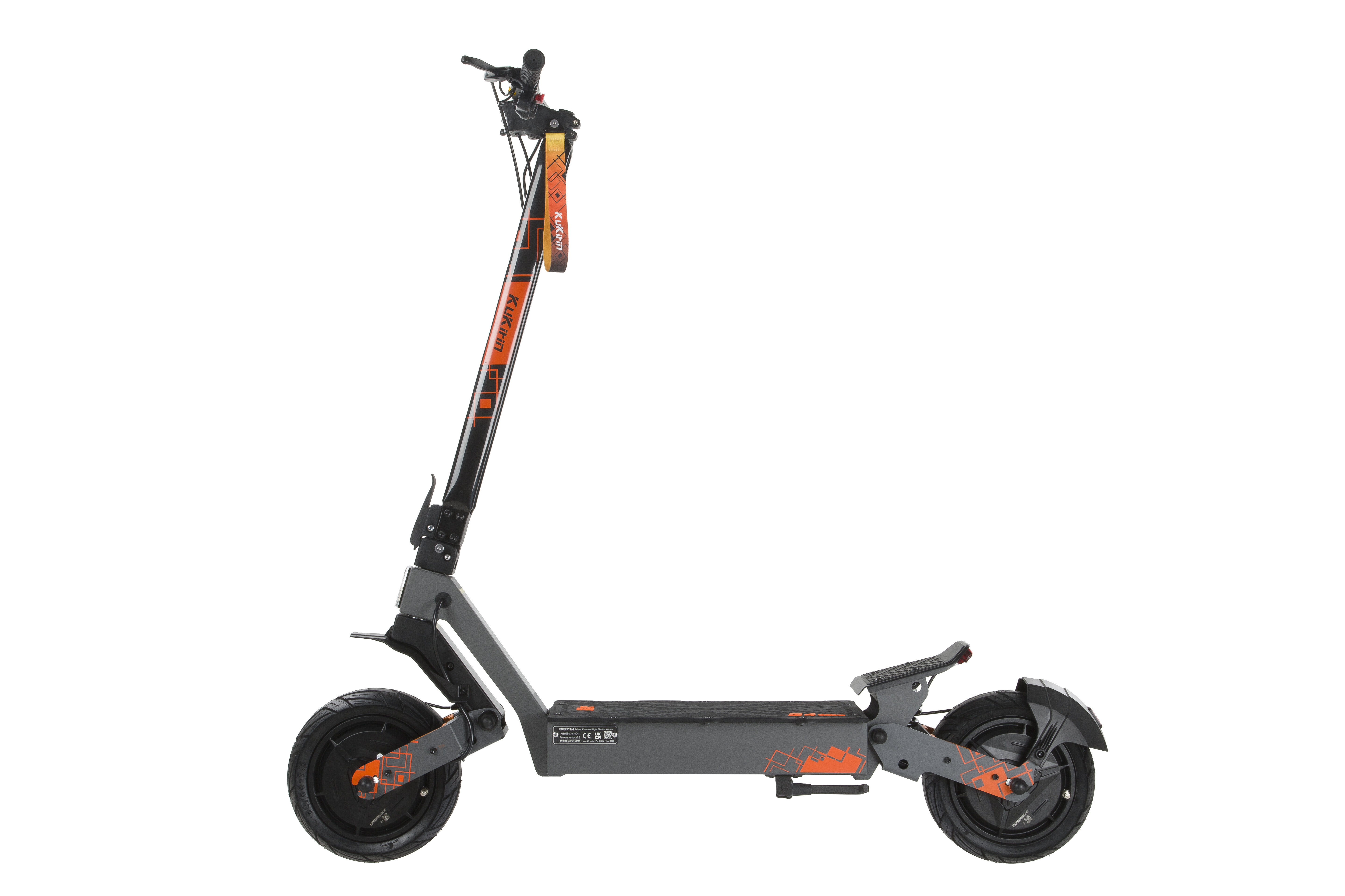 Ein grauer Elektroroller mit schwarzen und orangefarbenen Akzenten steht vor einem weißen Hintergrund.