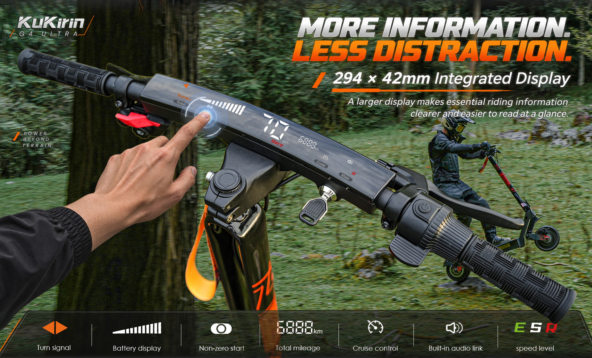 Hand berührt das integrierte Display eines KuKirin G4 Ultra E-Scooters im Wald.