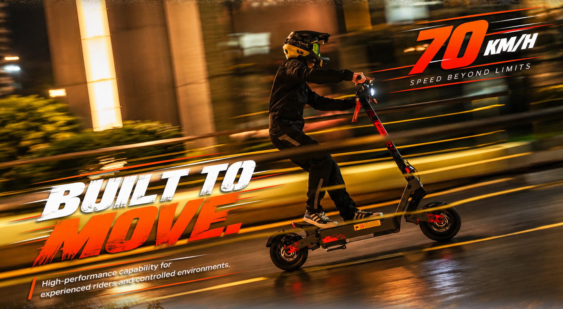 Ein Fahrer in Schutzkleidung fährt nachts rasant auf einem E-Scooter.
