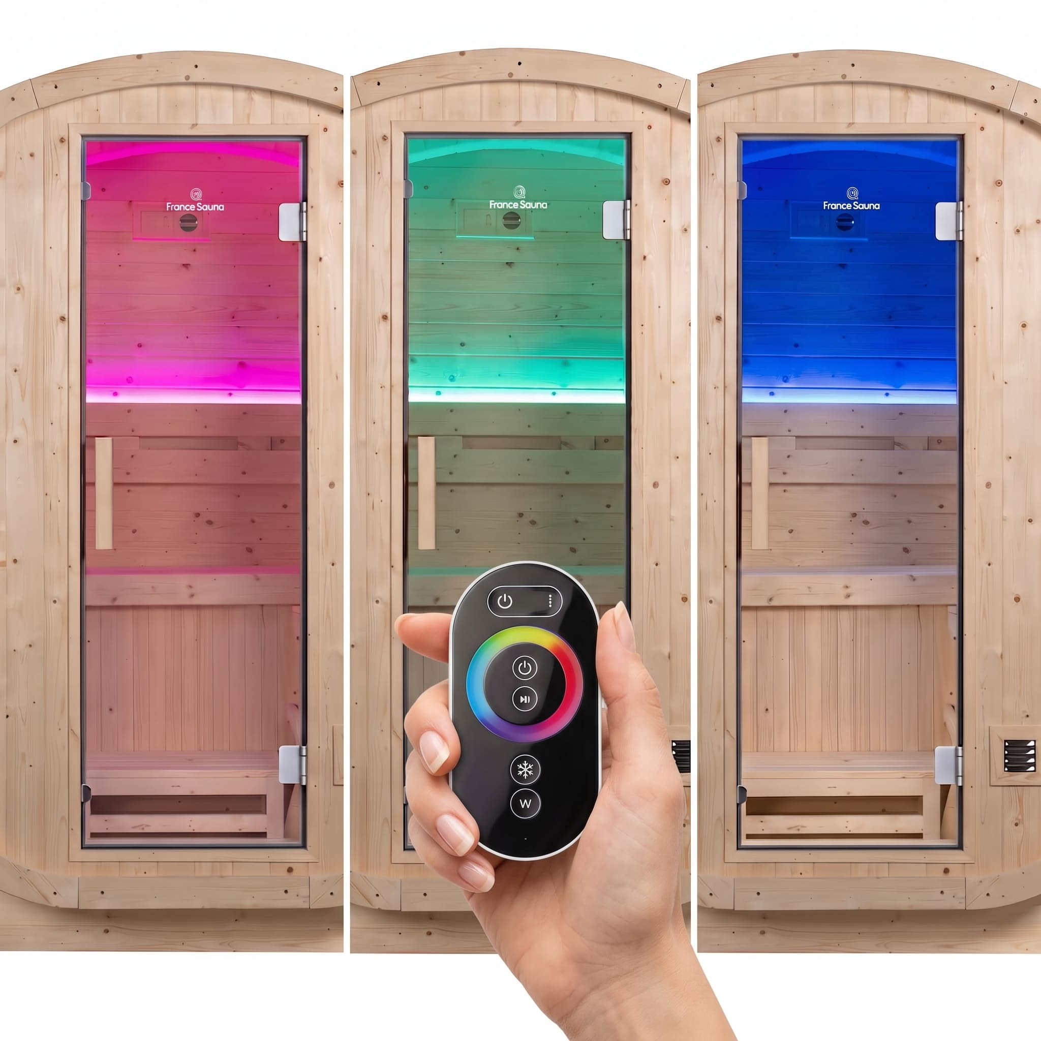 Mano sostiene control remoto frente a tres saunas de madera iluminados con luz LED rosa, verde y azul.