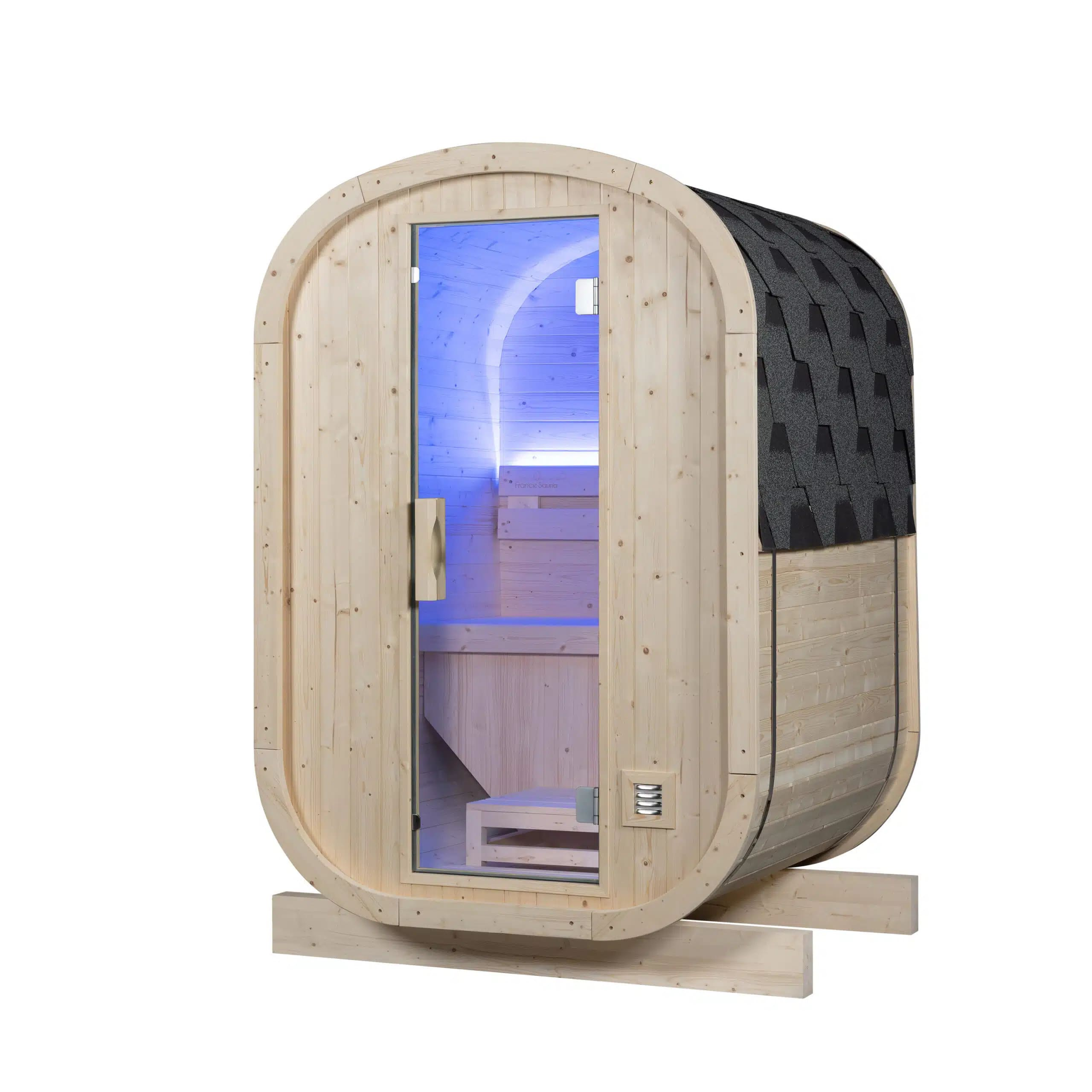 Una sauna de barril de madera con puerta de cristal e iluminación interior azul sobre fondo blanco.