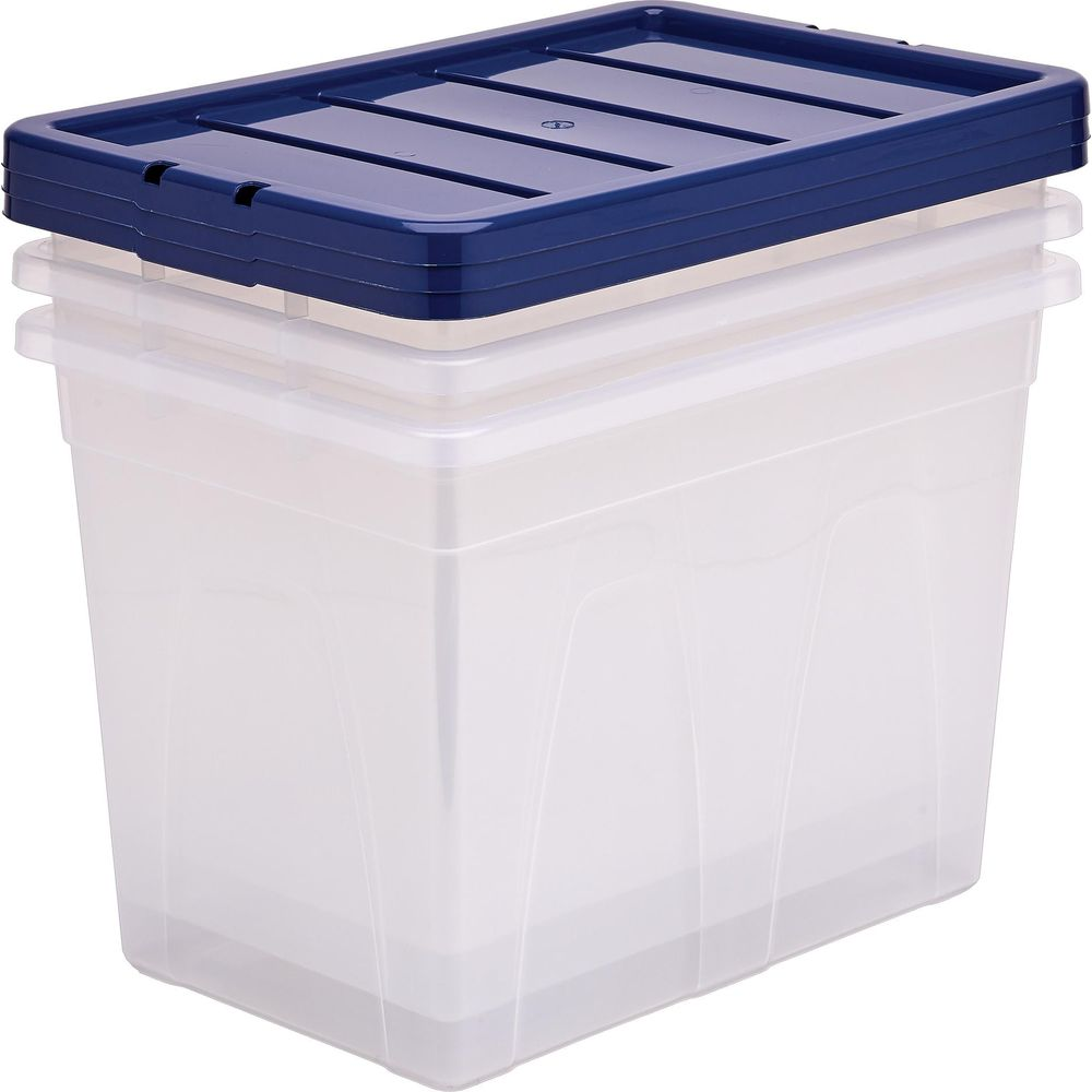 Transparente Kunststoff-Aufbewahrungsbox mit einem blauen Deckel auf einem weißen Hintergrund.