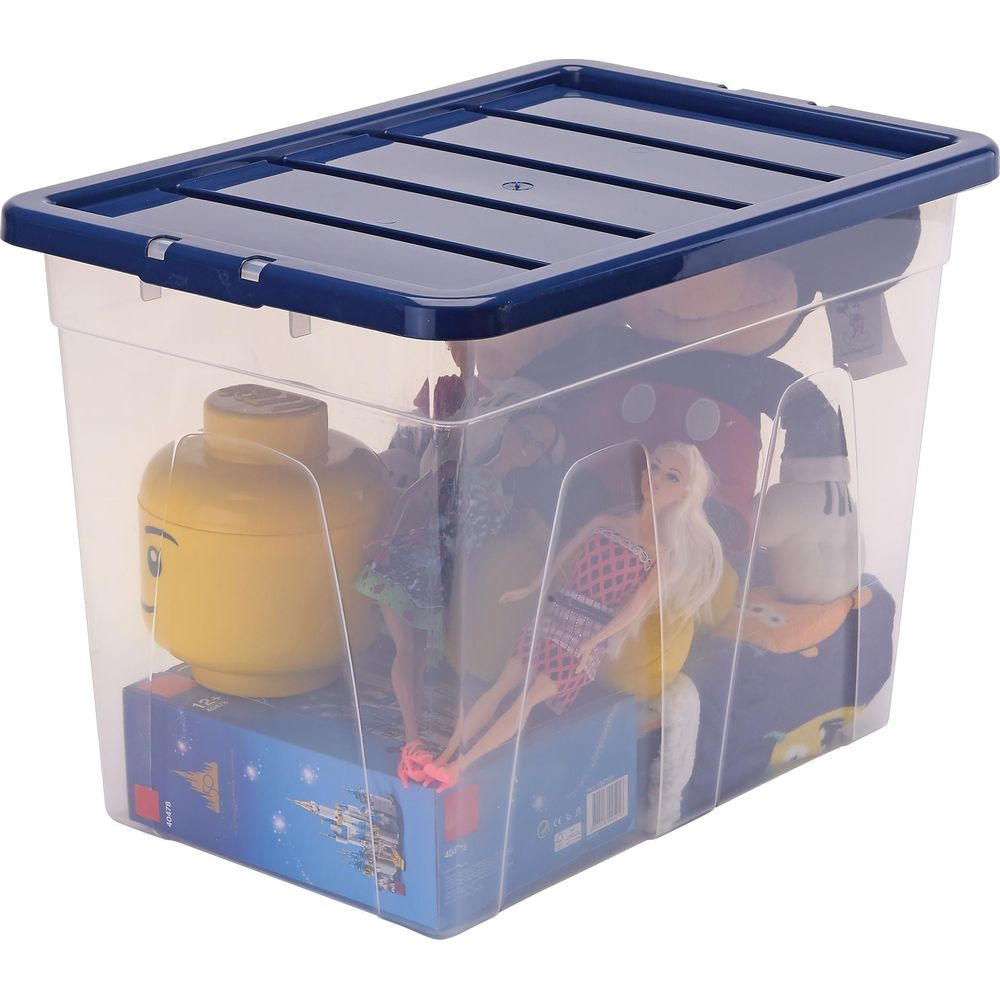 Transparente Kunststoff-Aufbewahrungsbox mit blauem Deckel, gefüllt mit Spielzeug wie Puppen und einem Lego-Kopf.