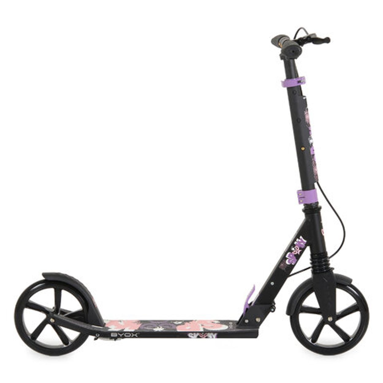 Ein schwarzer Tretroller mit violetten Akzenten, großen Rädern und gemustertem Trittbrett vor weißem Hintergrund.