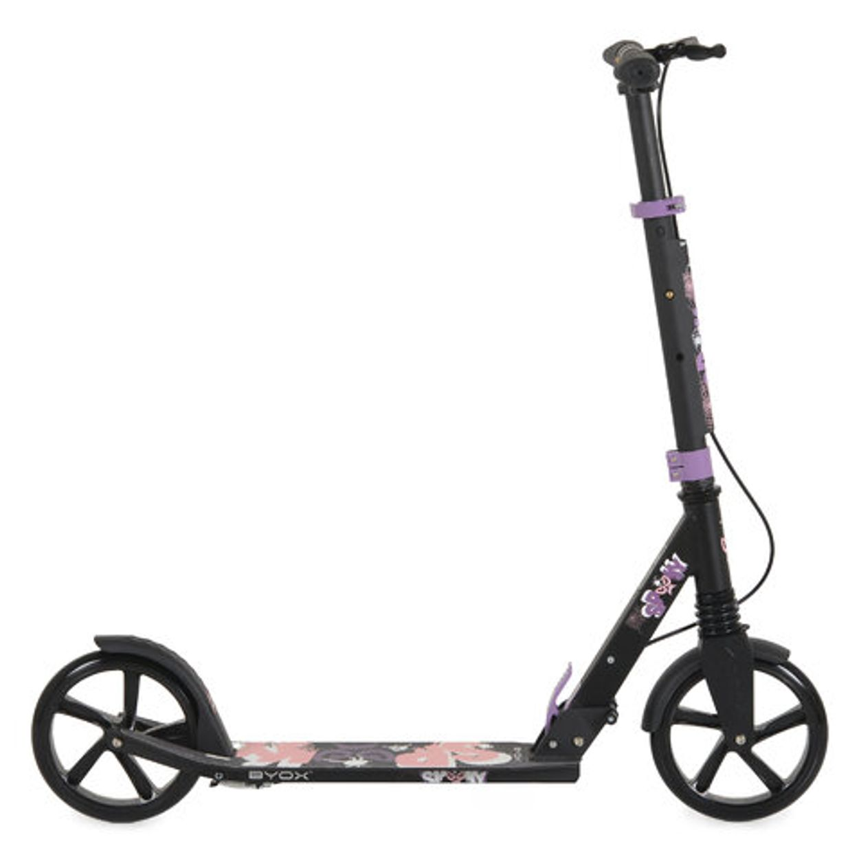 Ein schwarzer Tretroller mit großen Rädern und pink-lilafarbenen Akzenten auf weißem Hintergrund.
