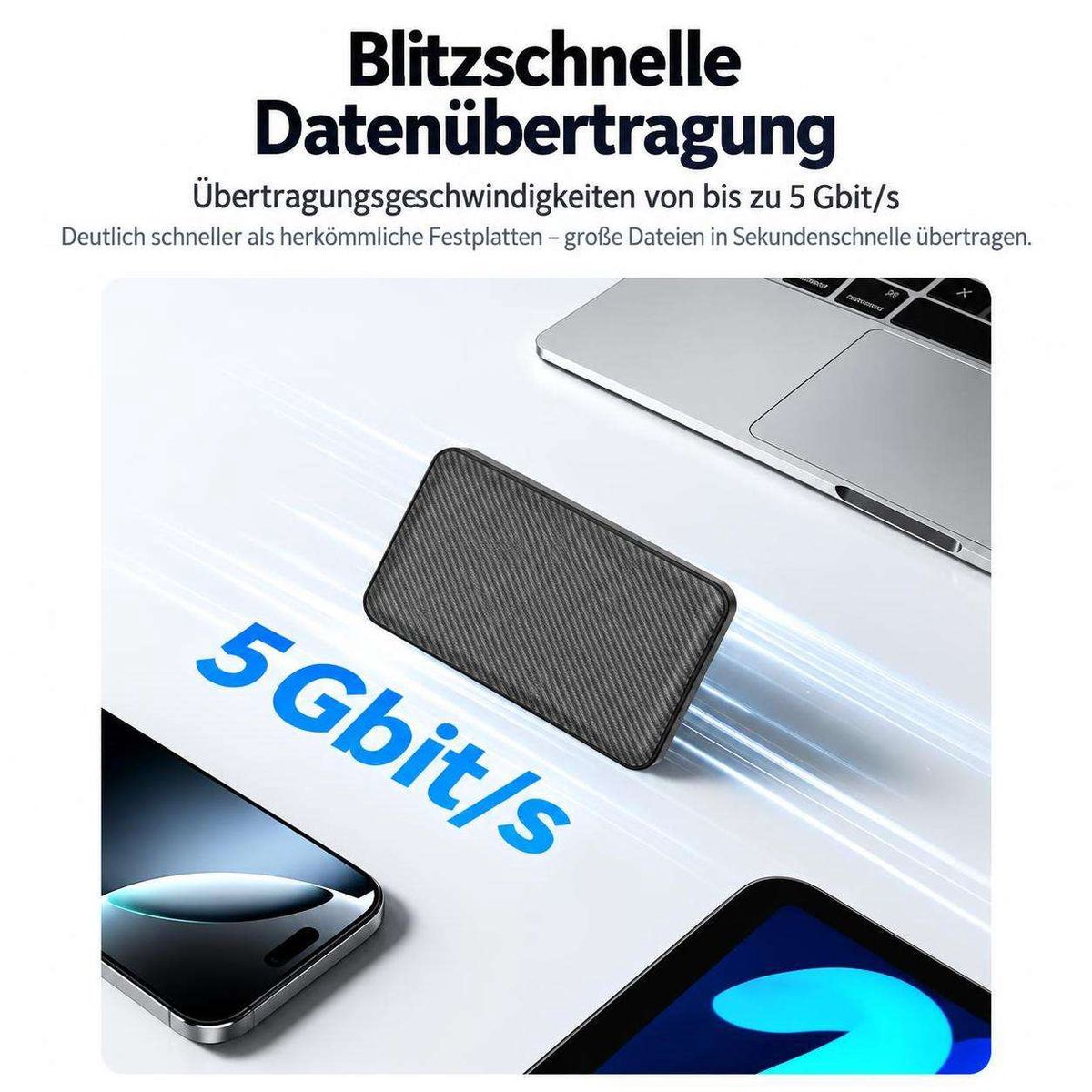 Eine tragbare Festplatte mit 5 Gbit/s Übertragungsgeschwindigkeit neben einem Laptop und Smartphones.