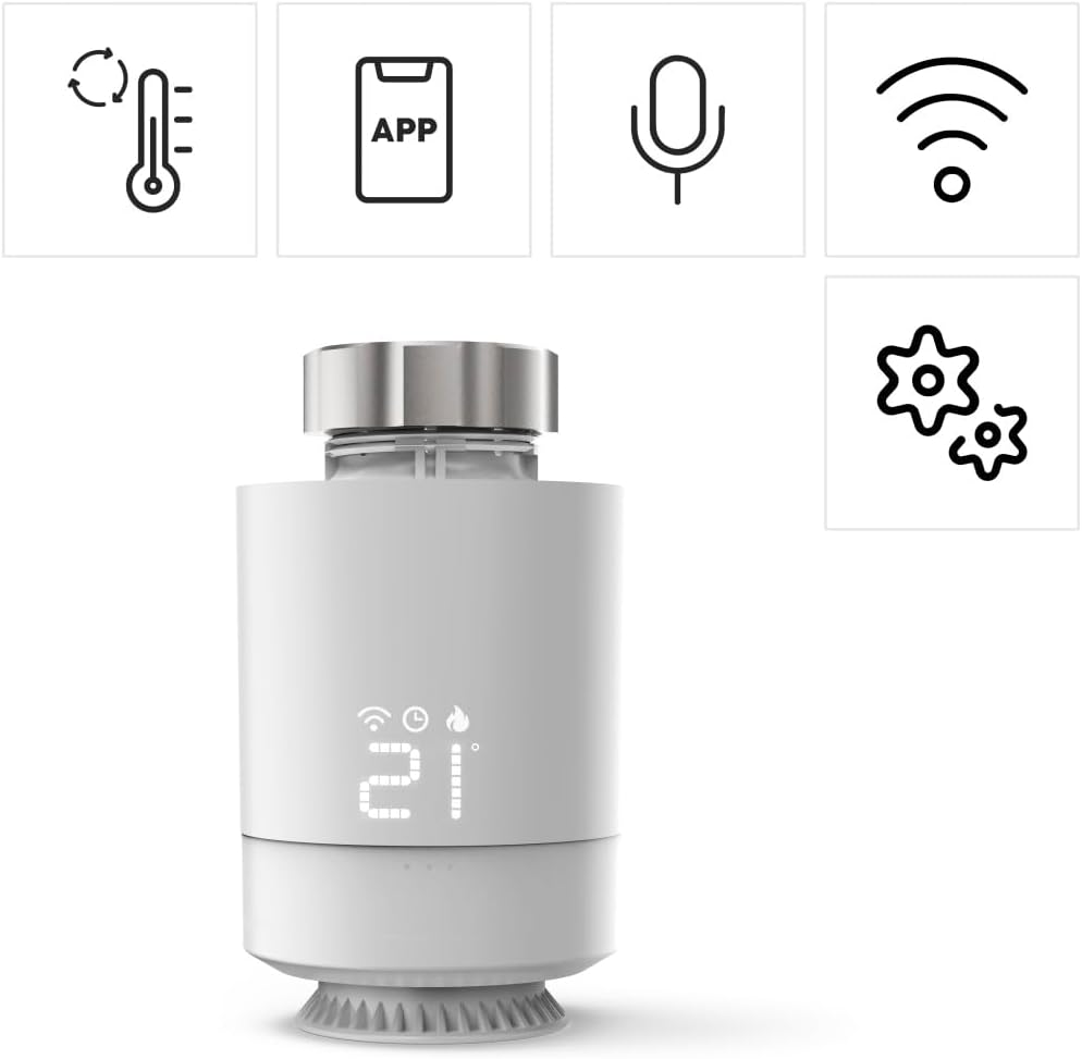 Weißes Smart-Thermostat mit digitaler Anzeige und Symbolen für App, Sprache, WLAN und Zahnräder.