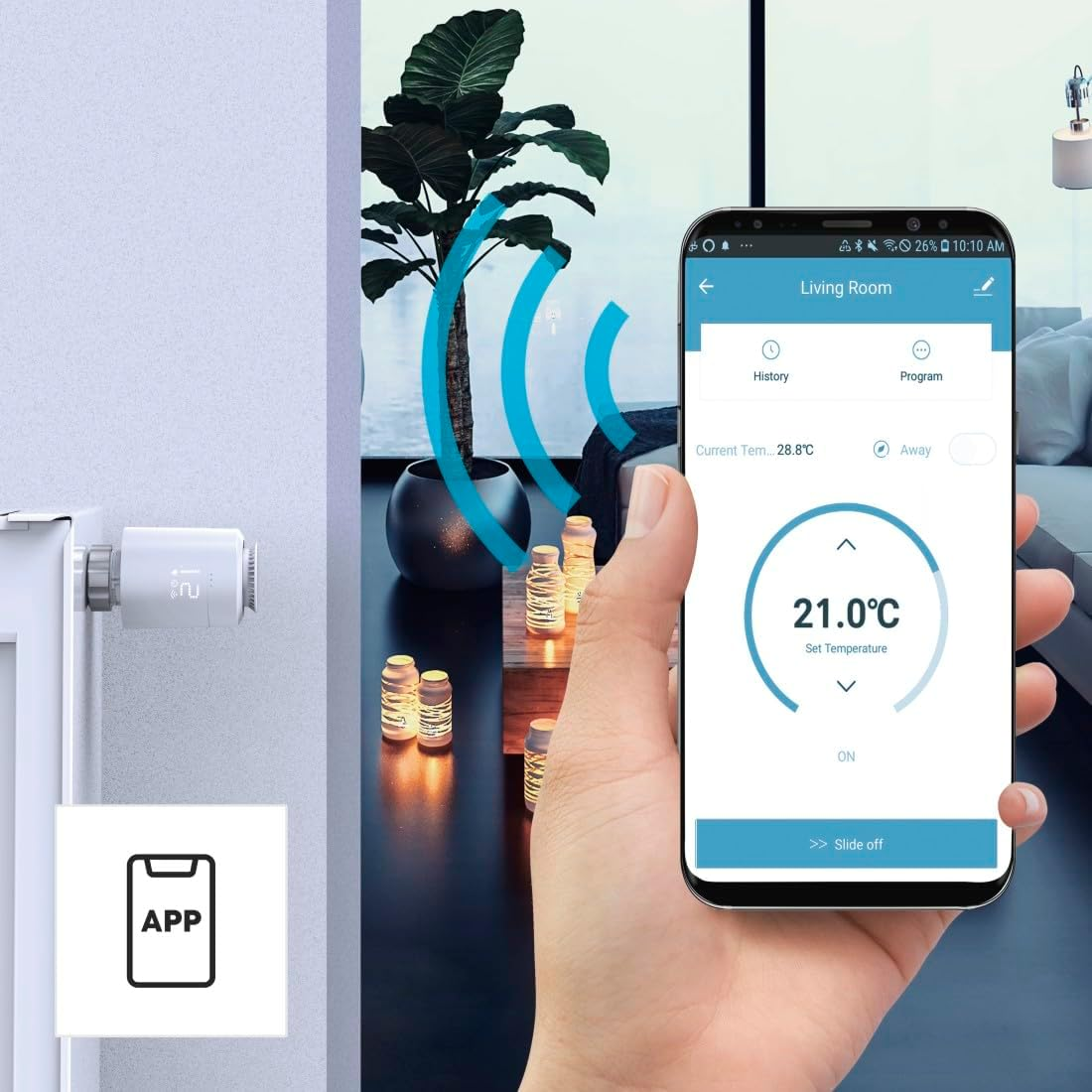Hand hält Smartphone mit Smart-Home-App zur Heizungssteuerung vor einem Wohnzimmer.