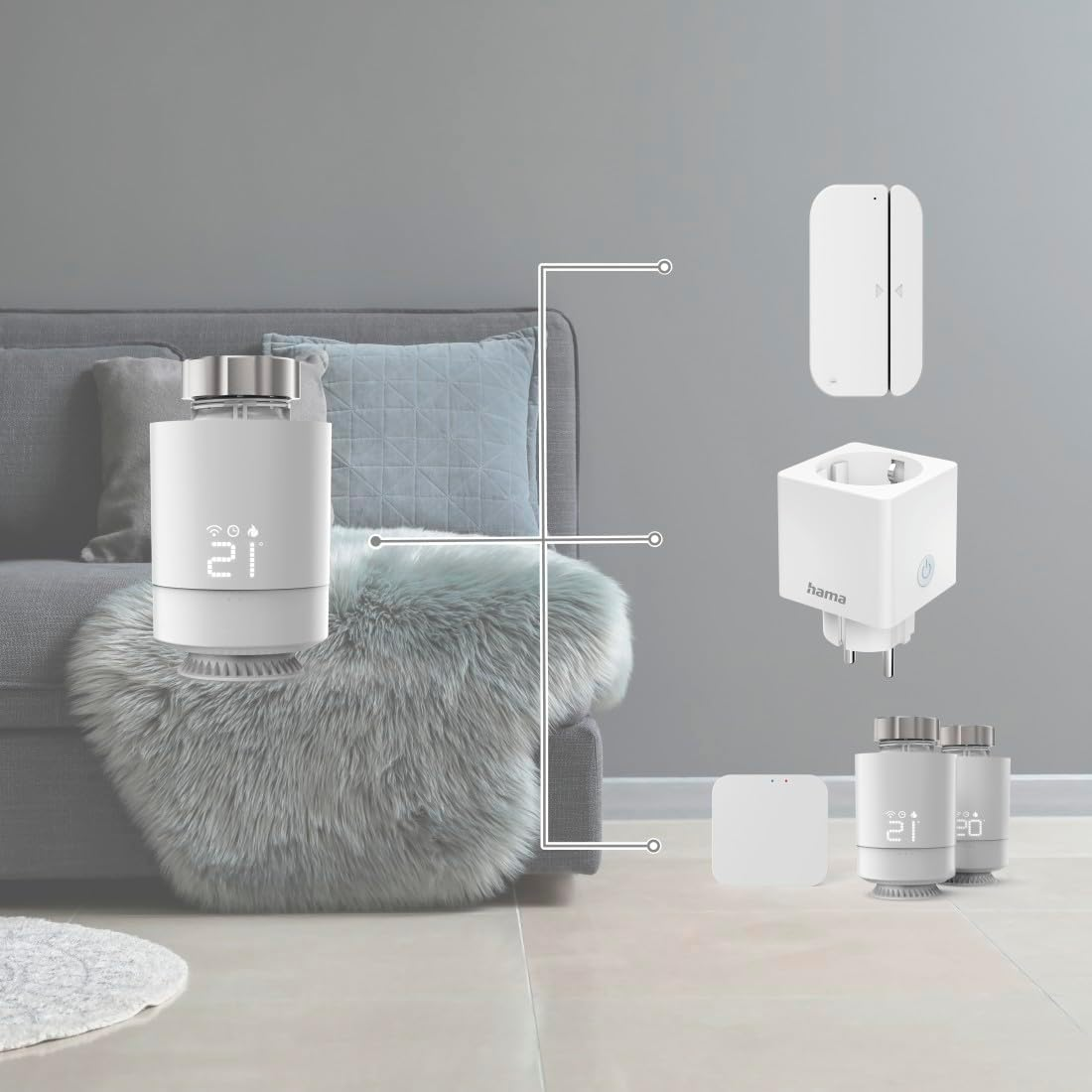 Smart-Home-Geräte wie Thermostat und Steckdose vor einer grauen Couch.