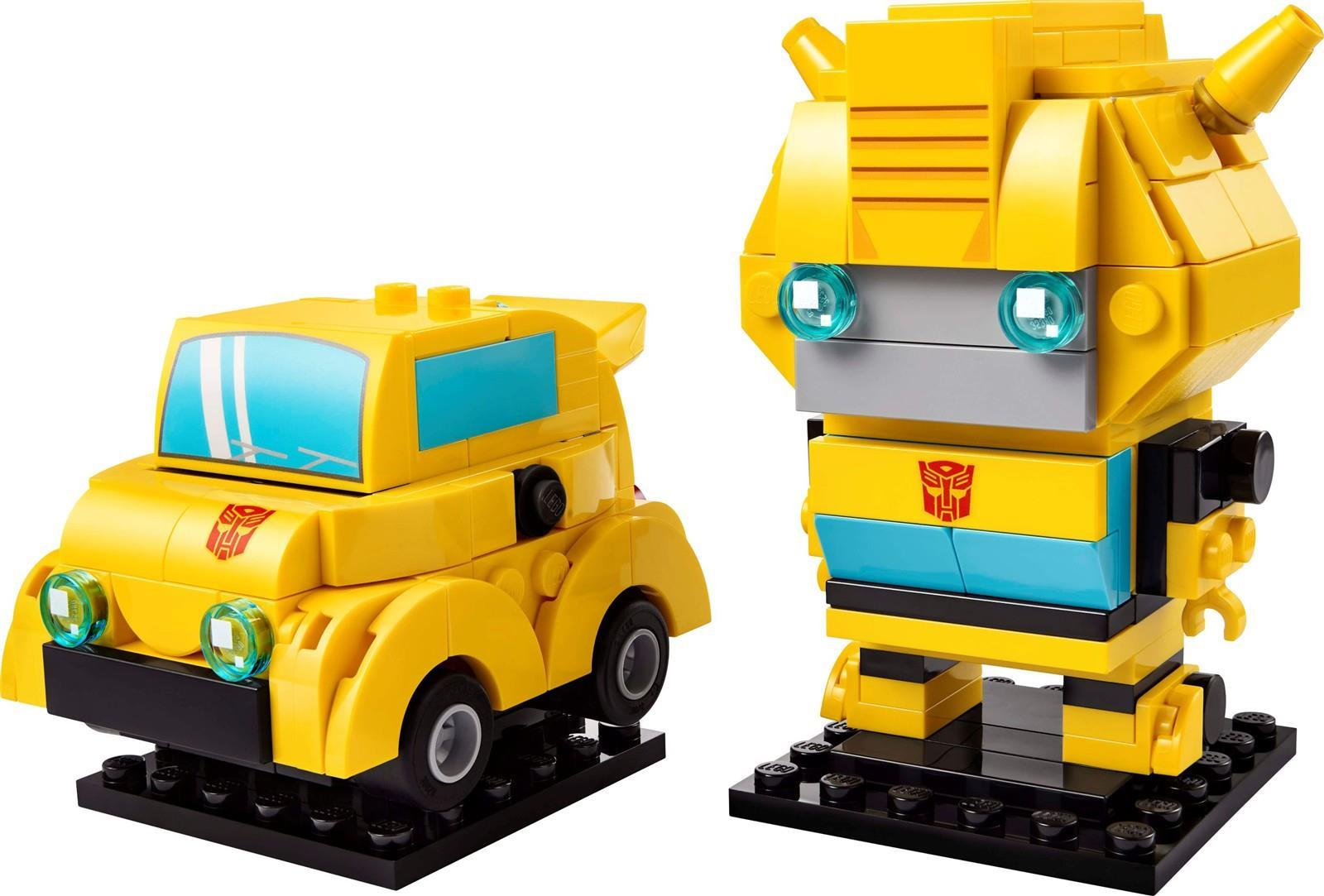 Gelbes Lego-Spielzeug, das sich von einem Auto in einen Roboter verwandeln kann, auf einer schwarzen Grundplatte.