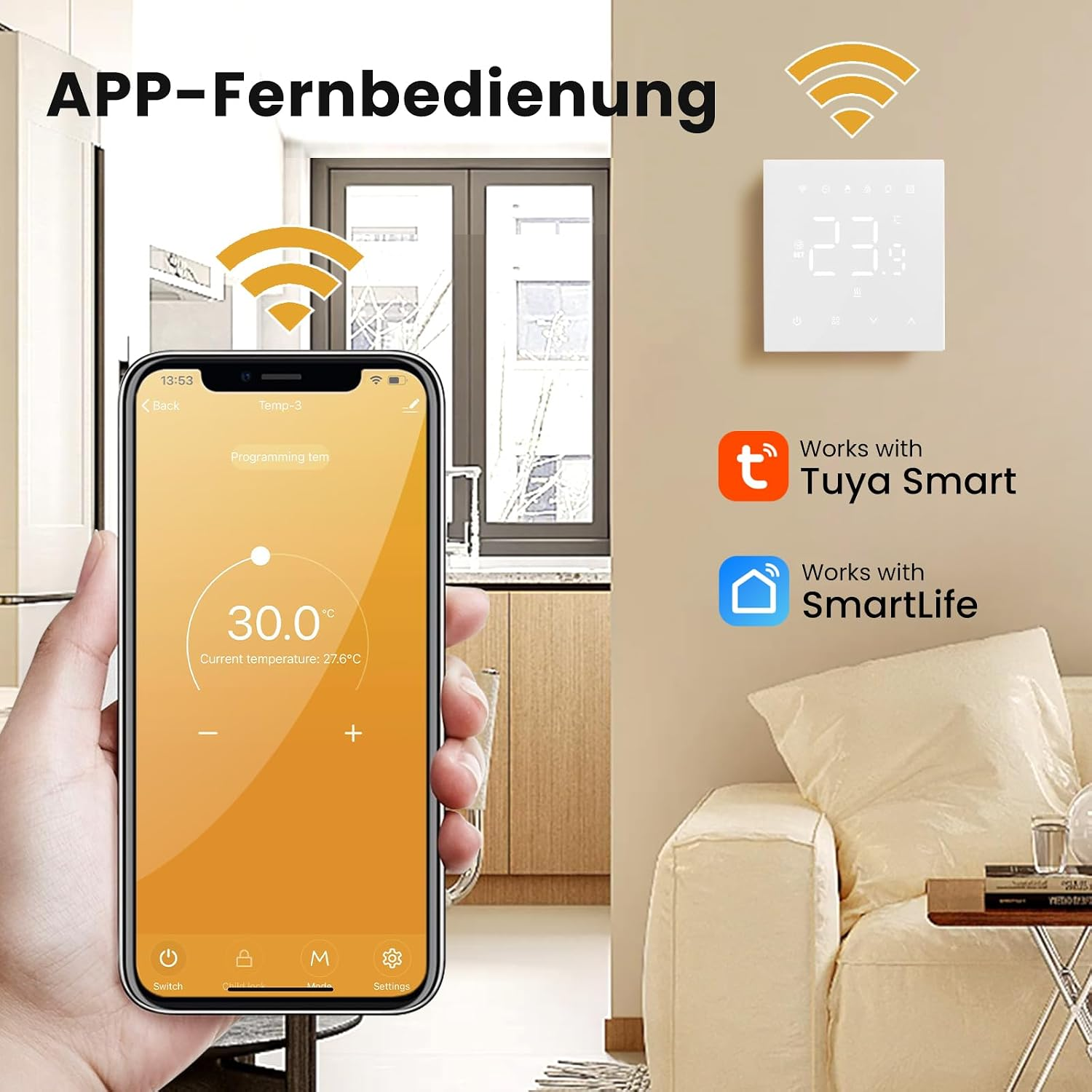 Eine Hand hält ein Smartphone mit Thermostat-App, daneben ein Wandthermostat in einem Wohnzimmer.