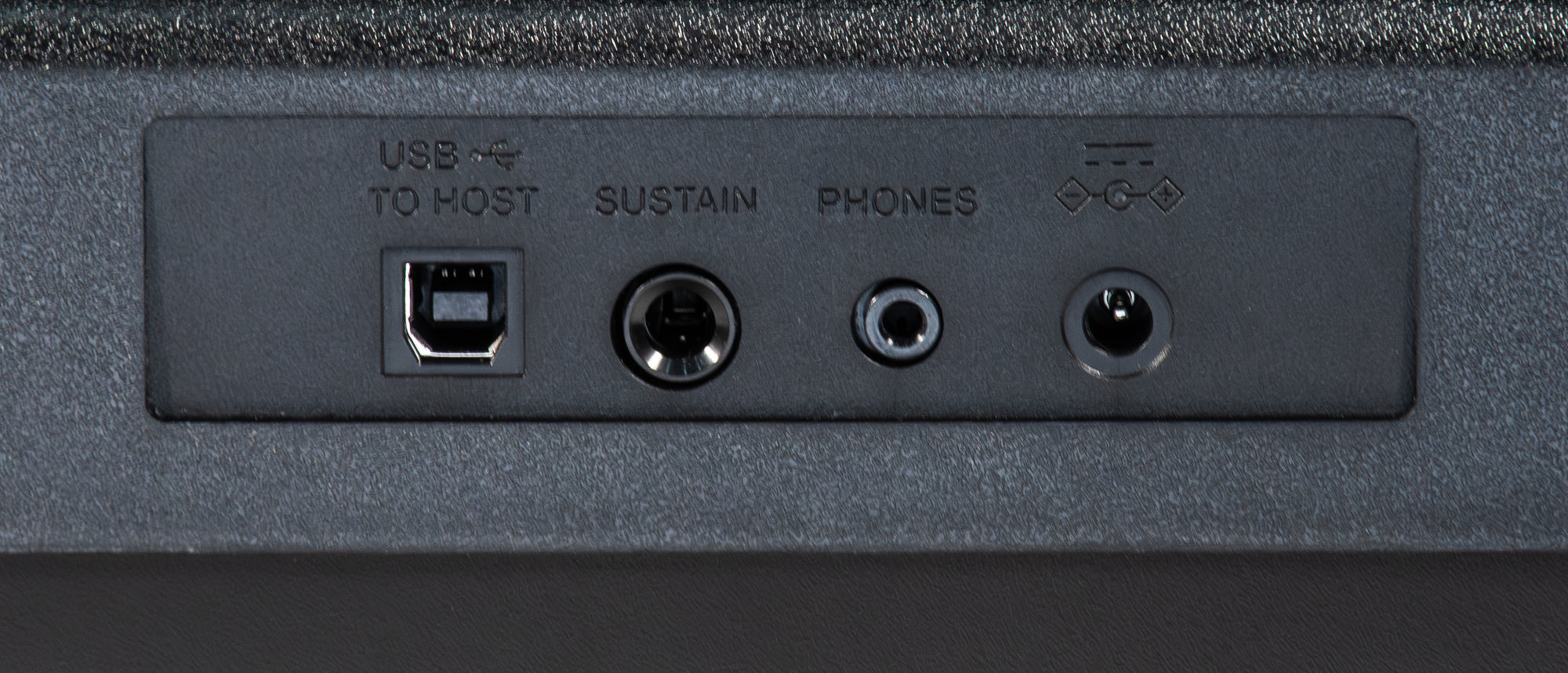Rückseite eines elektronischen Geräts mit Anschlüssen für USB, Sustain, Kopfhörer und Stromversorgung.