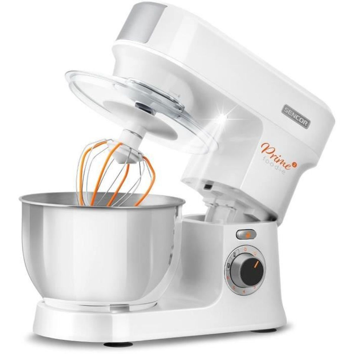 Weiße Küchenmaschine mit Edelstahlbehälter und orangem Schneebesen auf weißem Hintergrund.