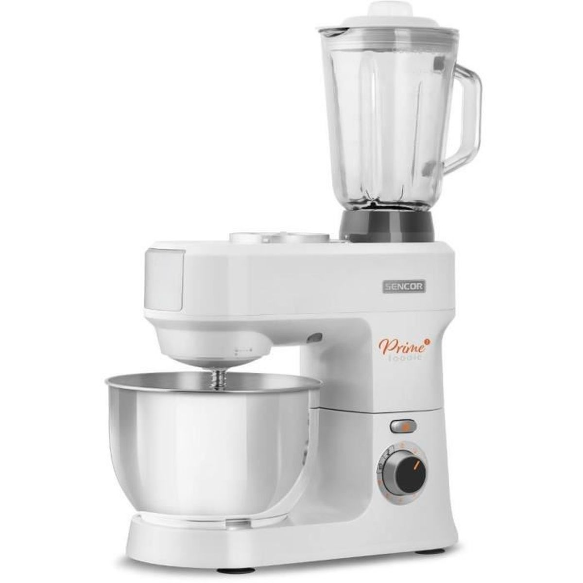Eine weiße Küchenmaschine mit Silberschüssel und Glasaufsatz vor weißem Hintergrund.