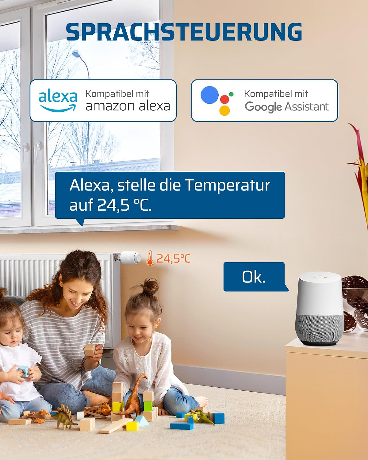 Eine Frau spielt mit zwei Kindern im Wohnzimmer, während ein smarter Lautsprecher Sprachbefehle empfängt.