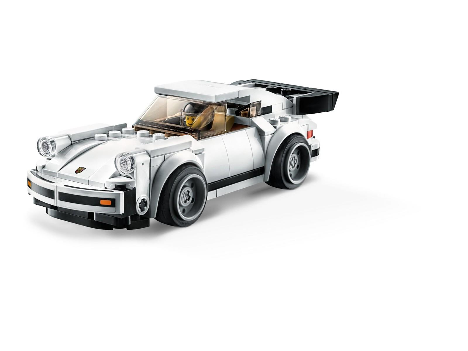 Ein weißes Lego-Porsche-Spielzeugauto mit großem schwarzen Heckflügel auf weißem Hintergrund.
