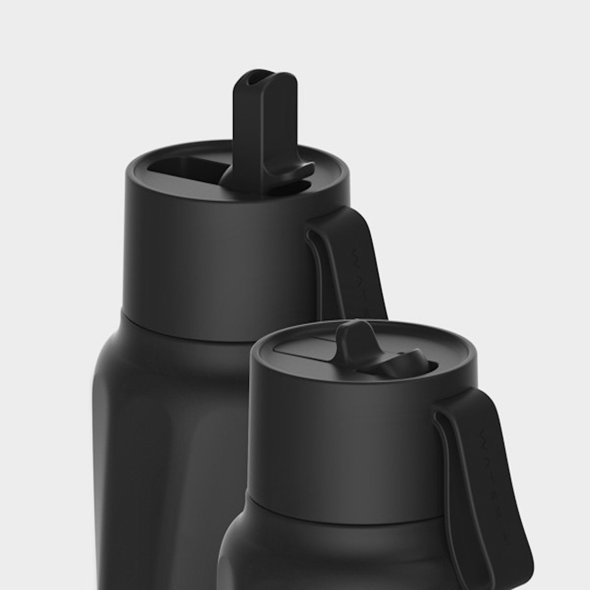 Zwei schwarze Trinkflaschen mit Ausguss und Clips vor hellgrauem Hintergrund.