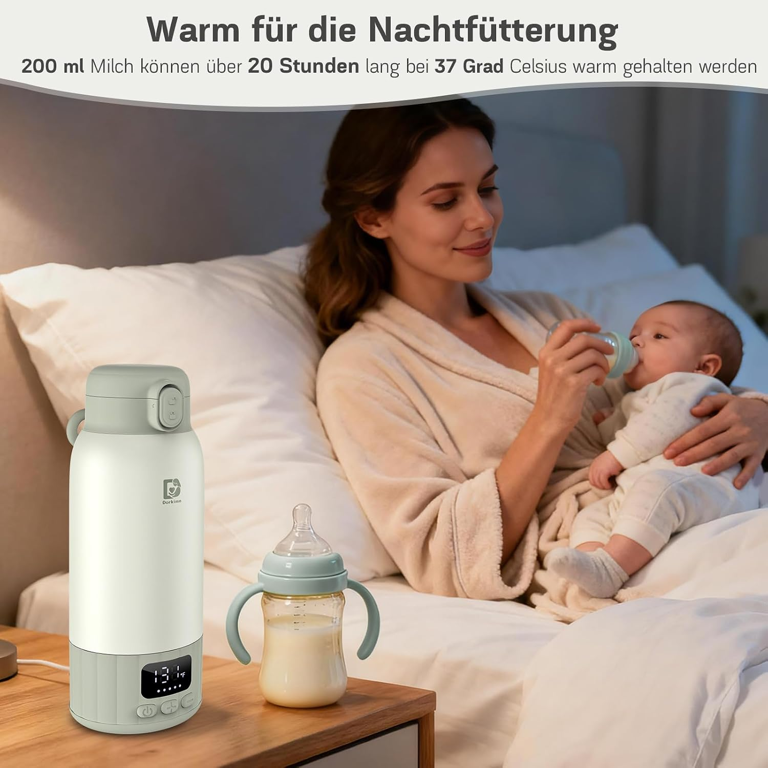 Eine Mutter füttert ihr Baby im Bett neben einer Warmhaltflasche.