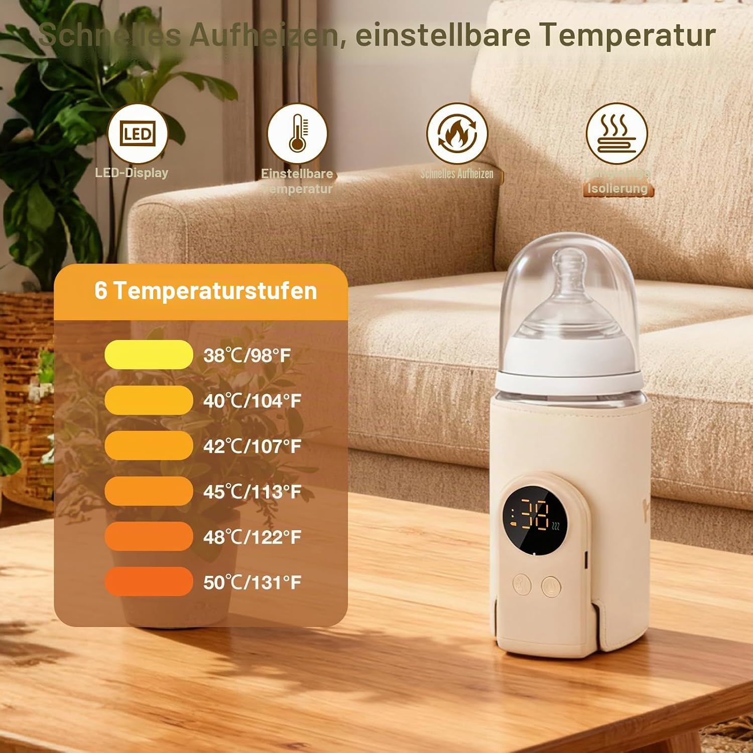 Tragbarer Flaschenwärmer mit LED-Display auf einem Holztisch, Hintergrund mit Sofa und Pflanze.