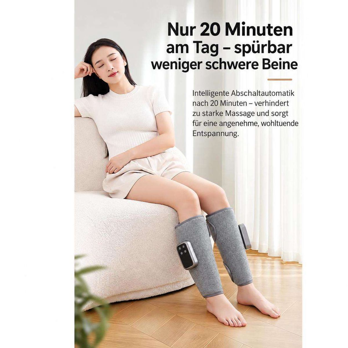 Frau sitzt auf Sofa und trägt graue Beinmassagegeräte mit Text.