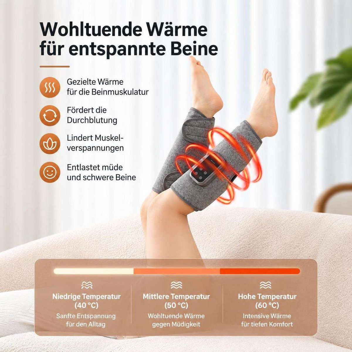 Person liegt mit erhobenen Beinen auf einem Sofa, getragene graue Knie-Heizbandagen mit digitalem Display.