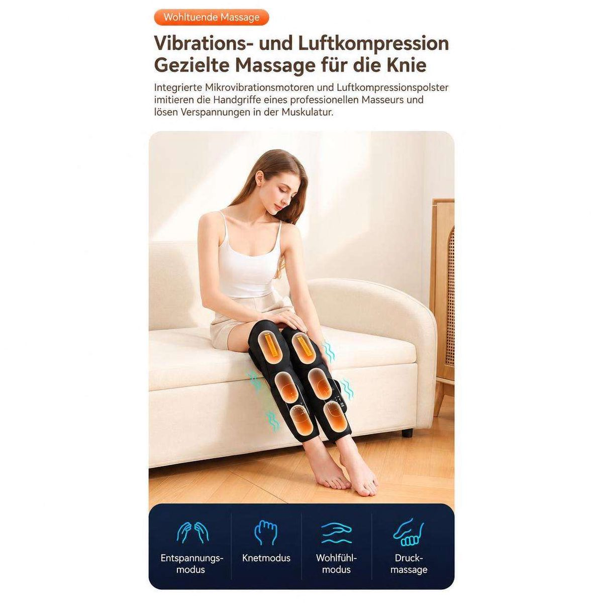 Eine Frau sitzt auf einem Sofa und benutzt ein schwarzes Knie-Massagegerät mit orangefarbenen Akzenten.