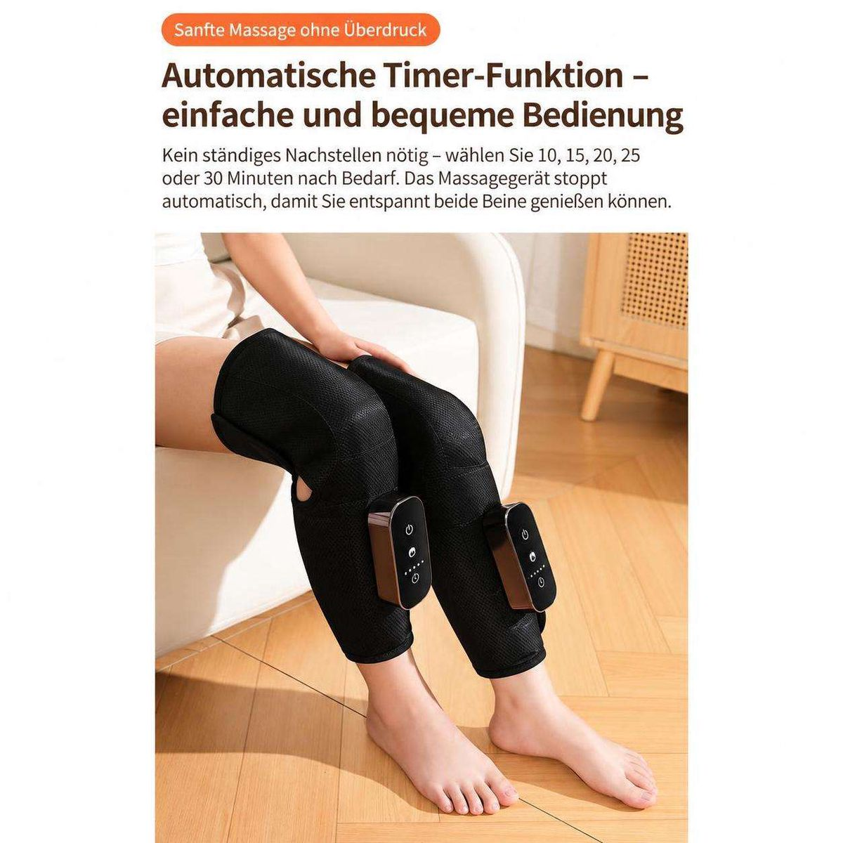 Person sitzt auf einem Sofa und trägt schwarze Beinmassagegeräte mit Bedienfeld.