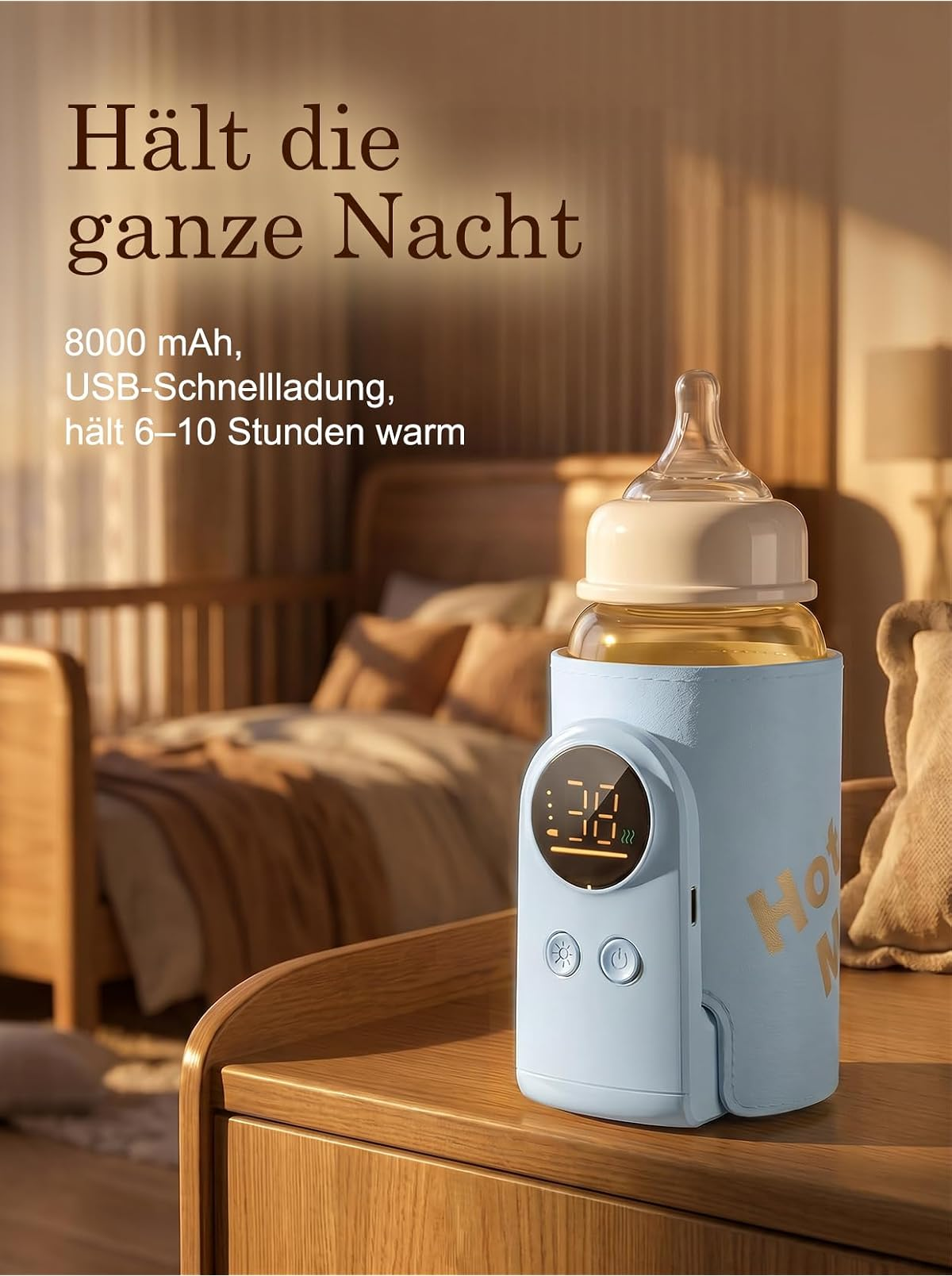 Ein blauer Flaschenwärmer mit digitalem Display steht auf einem Holztisch in einem Schlafzimmer.
