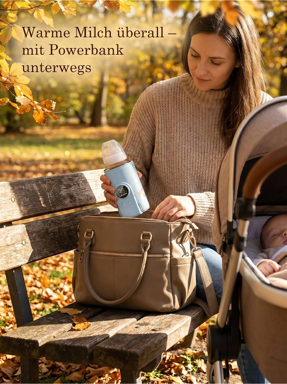 Frau sitzt im Herbstpark auf Bank, hält eine Flasche mit Temperaturanzeige über einer Tasche neben einem Kinderwagen.