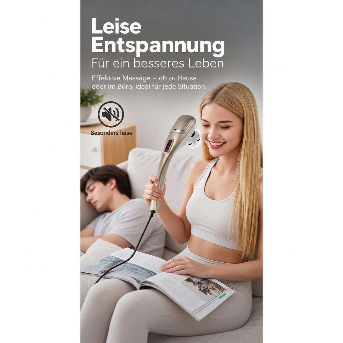 Eine blonde Frau lächelt und hält ein leises Massagegerät, während ein Mann im Hintergrund auf dem Sofa schläft.