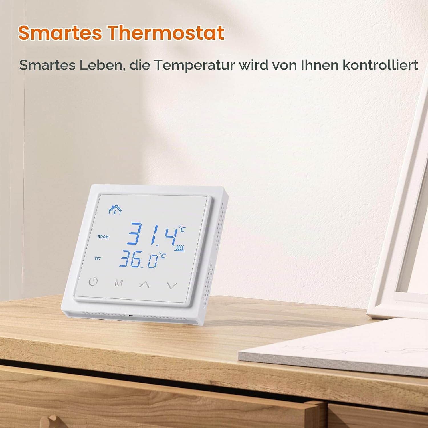 Ein weißes digitales Smart-Thermostat auf einer Holzkommode vor einer hellen Wand mit Text.