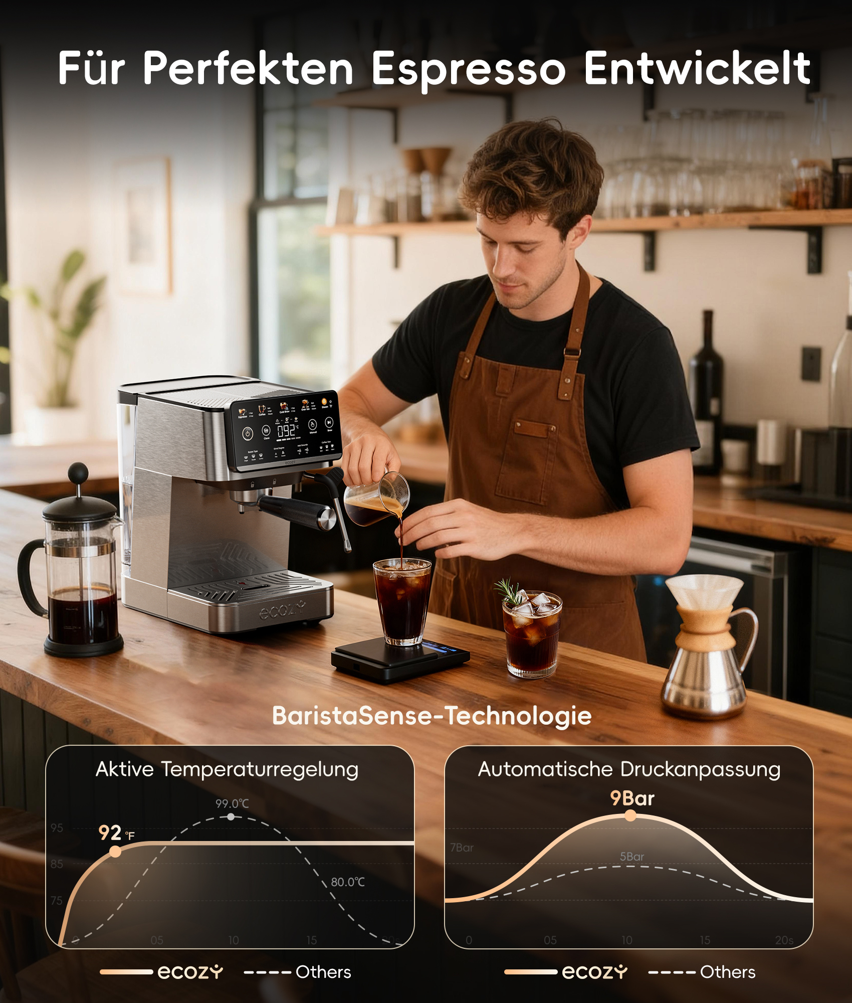 Ein Barista in brauner Schürze gießt Espresso aus einem Kännchen in ein Glas neben einer Kaffeemaschine.