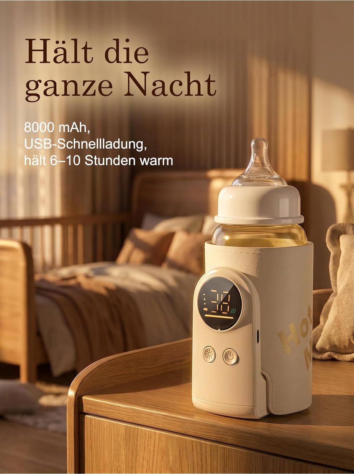 Ein tragbarer Flaschenwärmer mit digitaler Anzeige steht auf einem Holztisch im Kinderzimmer.