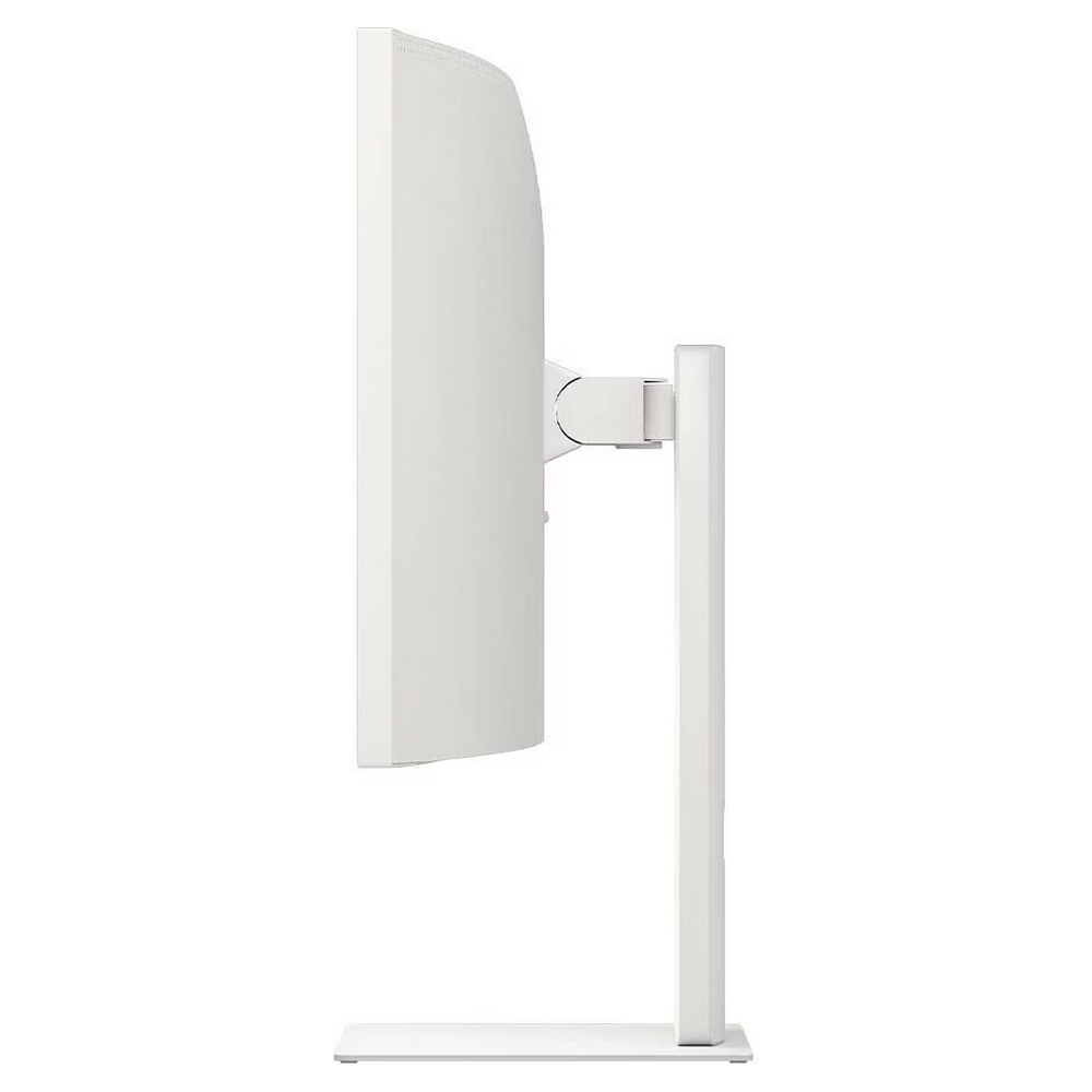 Vista laterale di un moderno monitor per computer curvo bianco su supporto regolabile su sfondo bianco.