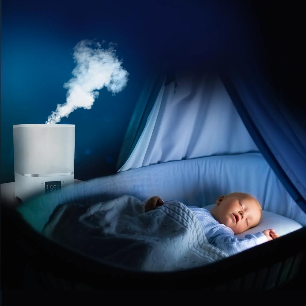 Ein Baby schläft friedlich in einer Wiege, während ein Luftbefeuchter Dampf abgibt.