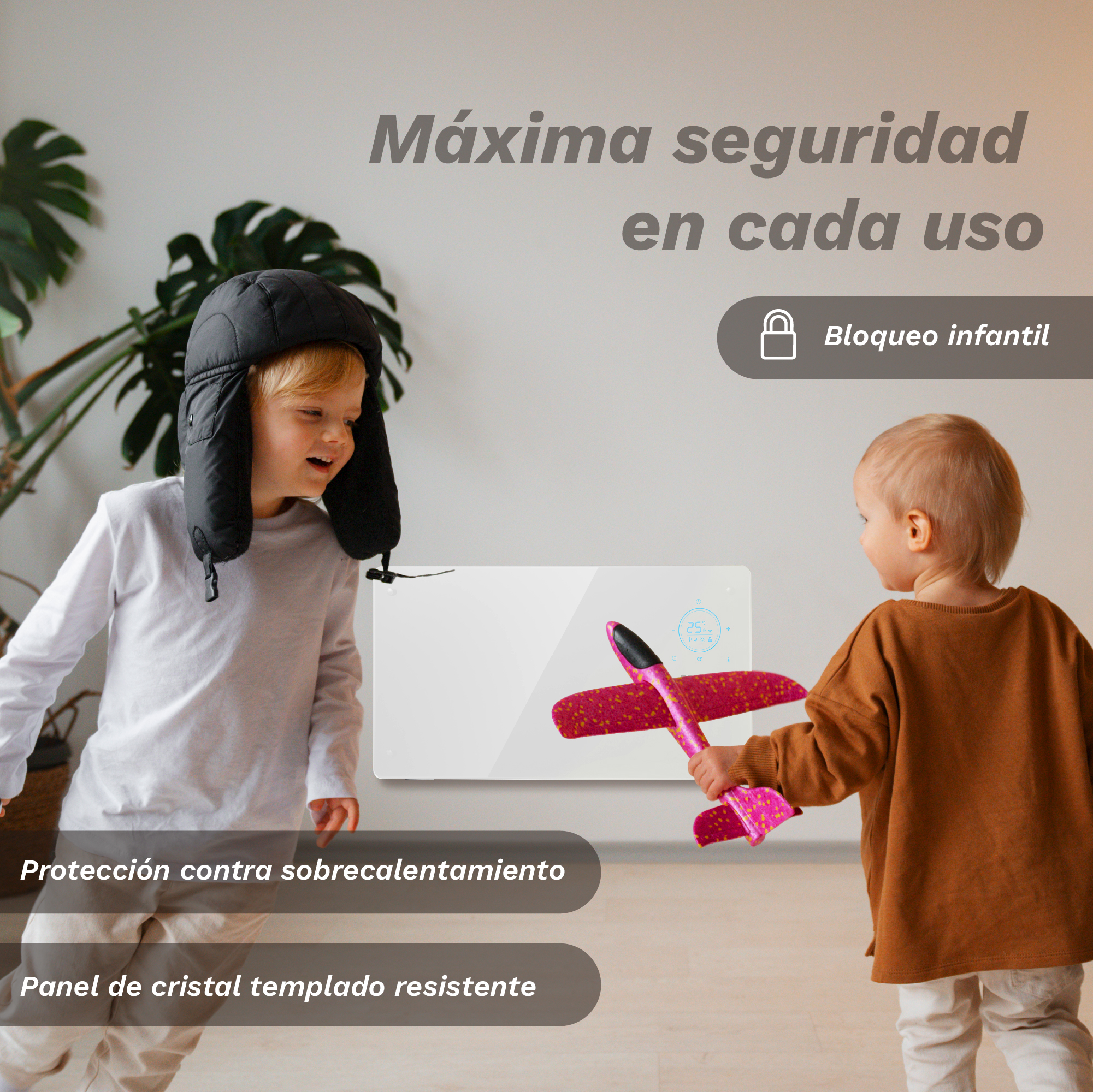Dos niños pequeños juegan en una habitación con un panel calefactor blanco en la pared.