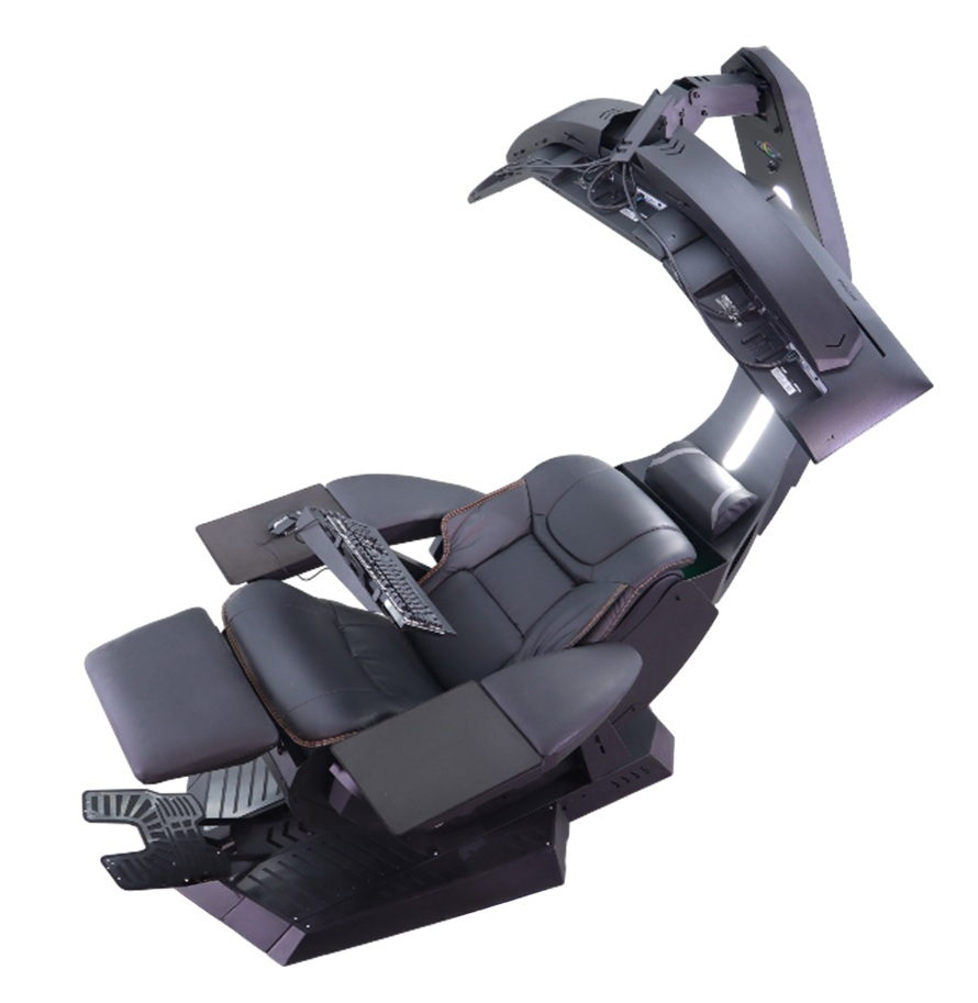 Üst monitör kolu, klavye ve ayak dayama yeri olan ergonomik siyah oyuncu koltuğu.