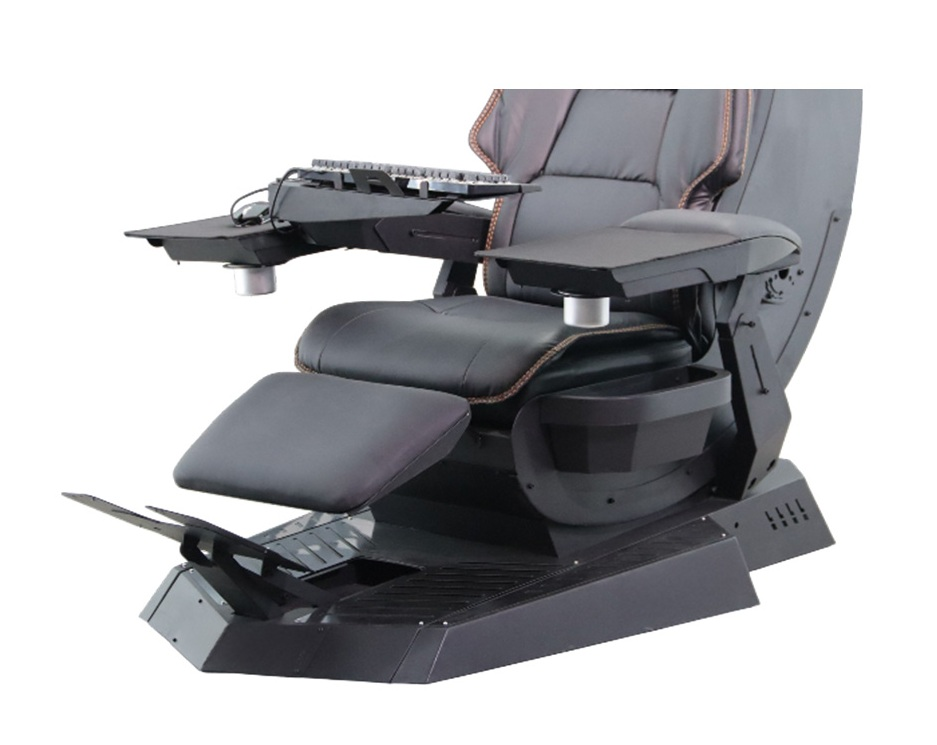 Bir taban üzerinde entegre klavye, fare ve ayak dayama yerine sahip siyah, ergonomik oyun koltuğu.