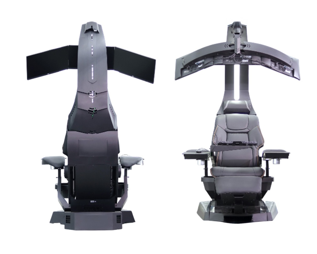 Ergonomik koltuklu ve kavisli çoklu monitör kurulumuna sahip, geleceğe ait siyah bir oyun kokpitinin arka ve ön görünümü.
