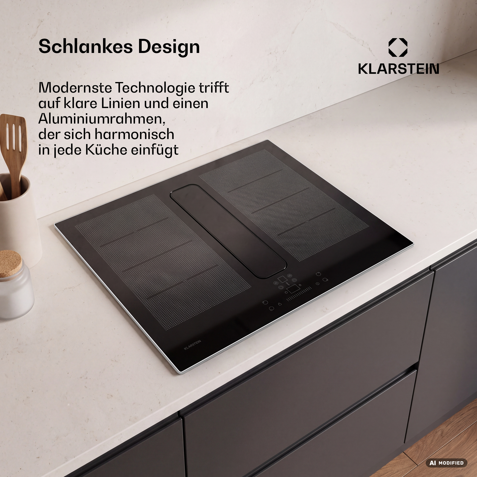 Ein schwarzes Klarstein Induktionskochfeld mit integriertem Abzug steht auf einer weißen Marmor-Arbeitsplatte.