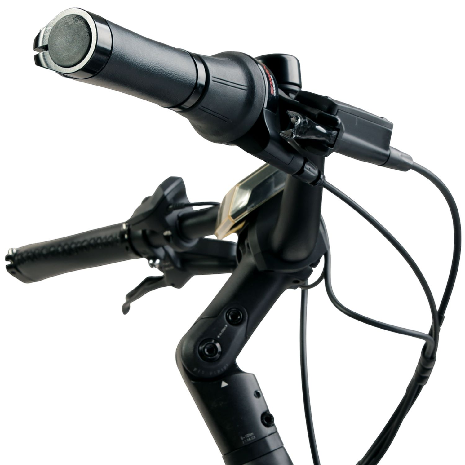 Schwarzer E-Bike-Lenker mit ergonomischen Griffen, Display und Bremshebeln vor weißem Hintergrund.