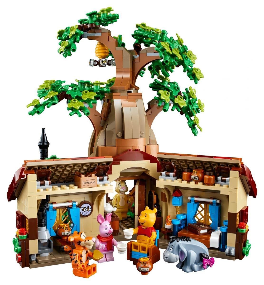 Lego-Set von Winnie Poohs Baumhaus mit Charakteren und Honigtöpfen.