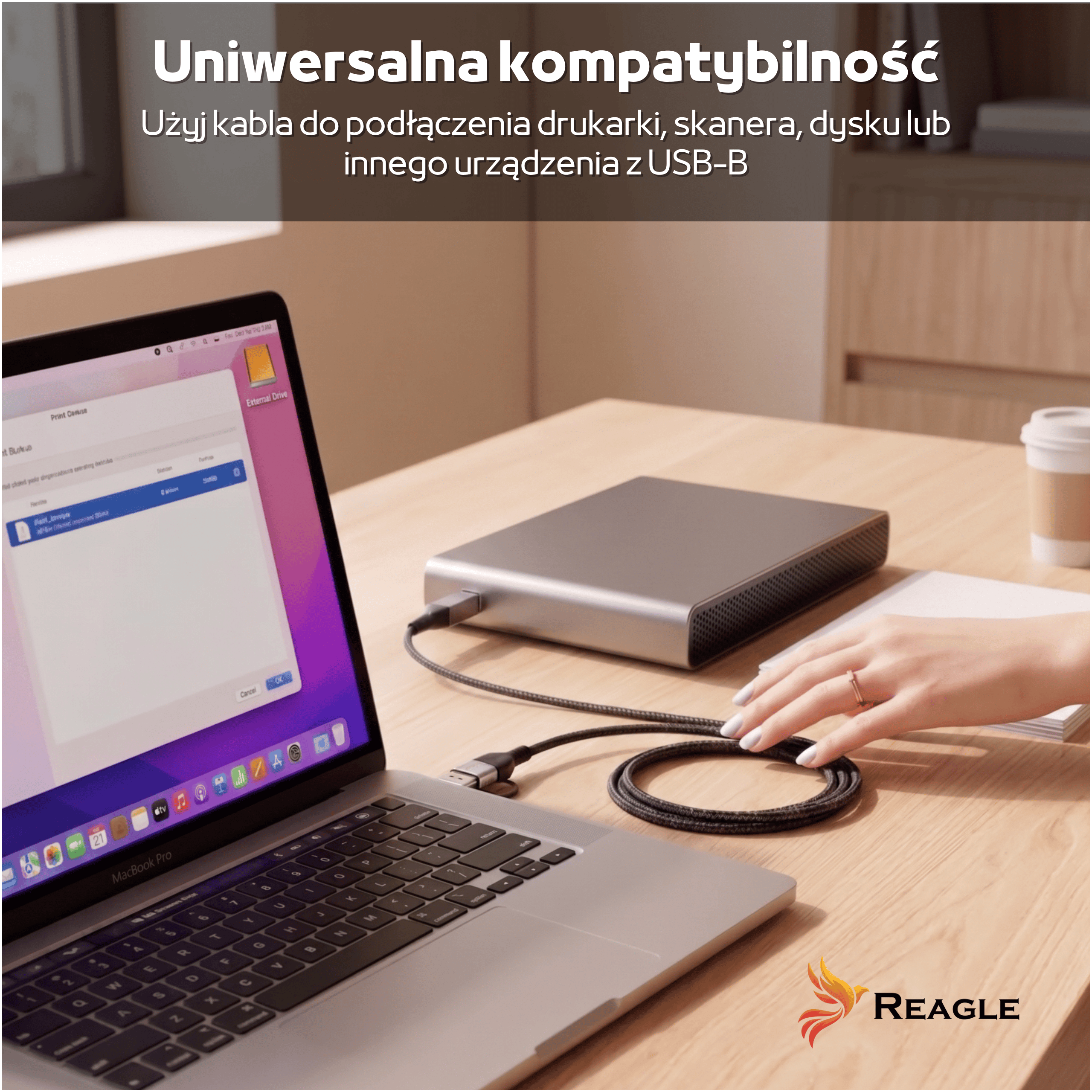 Una computadora portátil está conectada a un disco duro externo mediante un cable USB en un escritorio de madera.