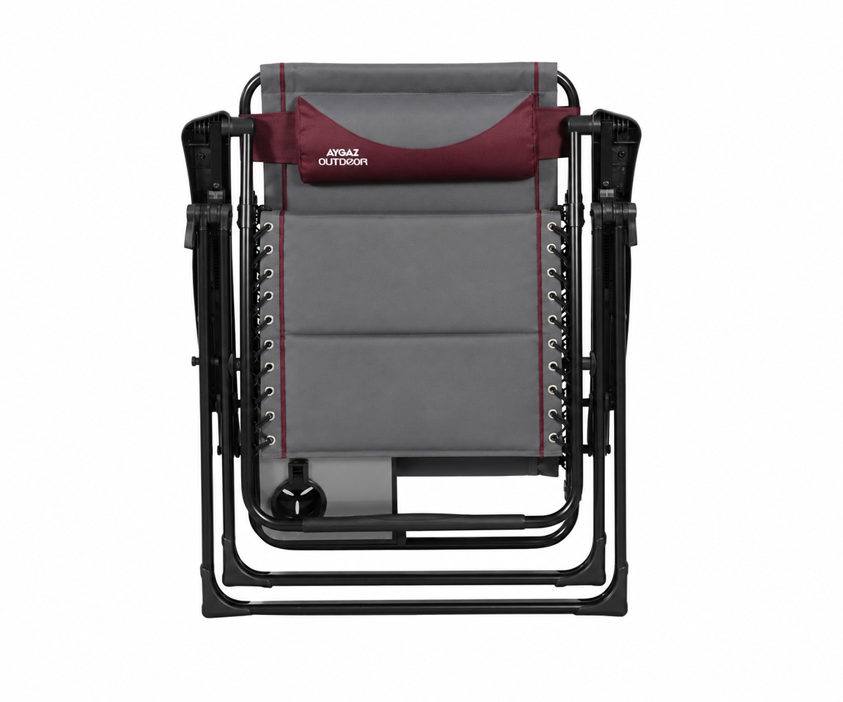 Beyaz arka planda siyah metal çerçeveli, katlanmış gri ve bordo renkli Aygaz Outdoor sandalye.